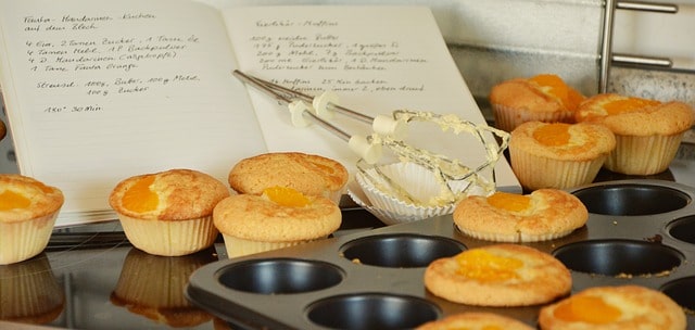 Bild på mamma som bakar muffins tillsammans med sina barn.