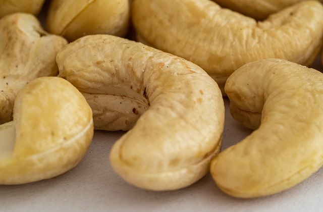 Närbild på en cashewnöt.