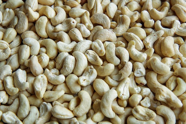 Bild på en stor mängd cashewnötter.