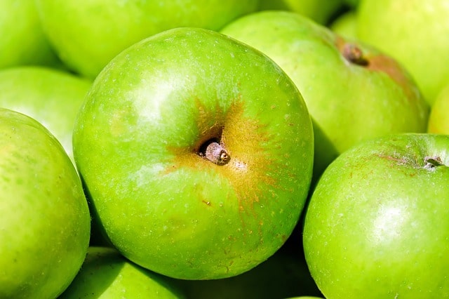 De gröna äpplen av typen Granny Smith som hjälper dig att göra världens godaste äppelkaka.