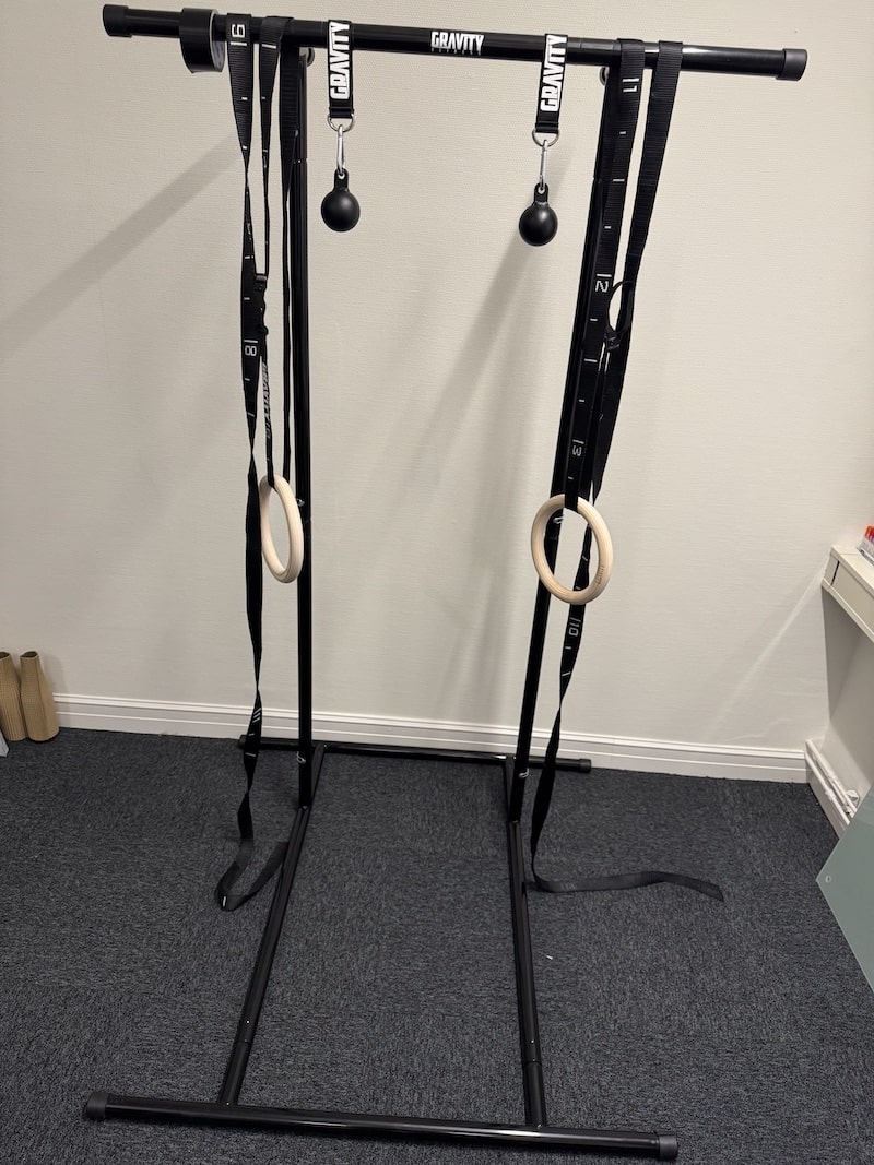 Bild på Gravity Fitness Pull Up Rack tillsammans med gymnastikringar och Cannonball Pull Up Grips.